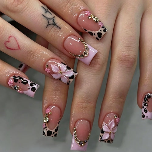 Kunstnagelset mit eleganten Blumen- und Spitzendesigns Karnz