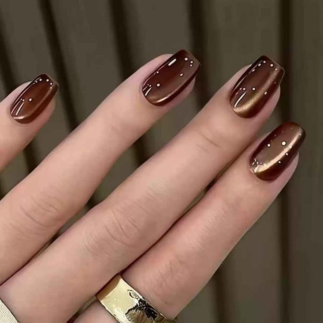Kunstnagelset mit luxuriösem Glanz und eleganten 3D-Details Karnz
