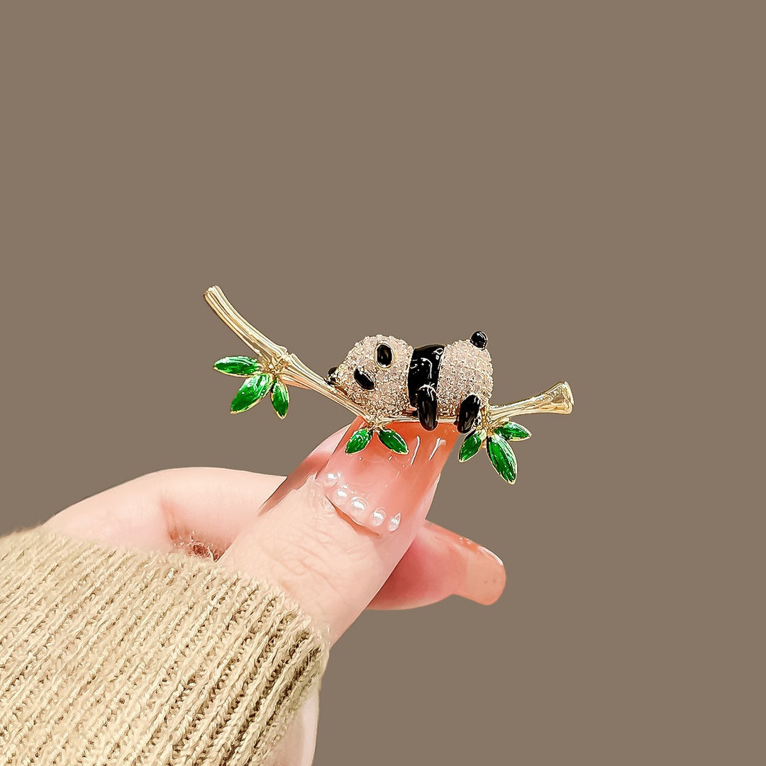 Verspielte Pandabrosche Karnz