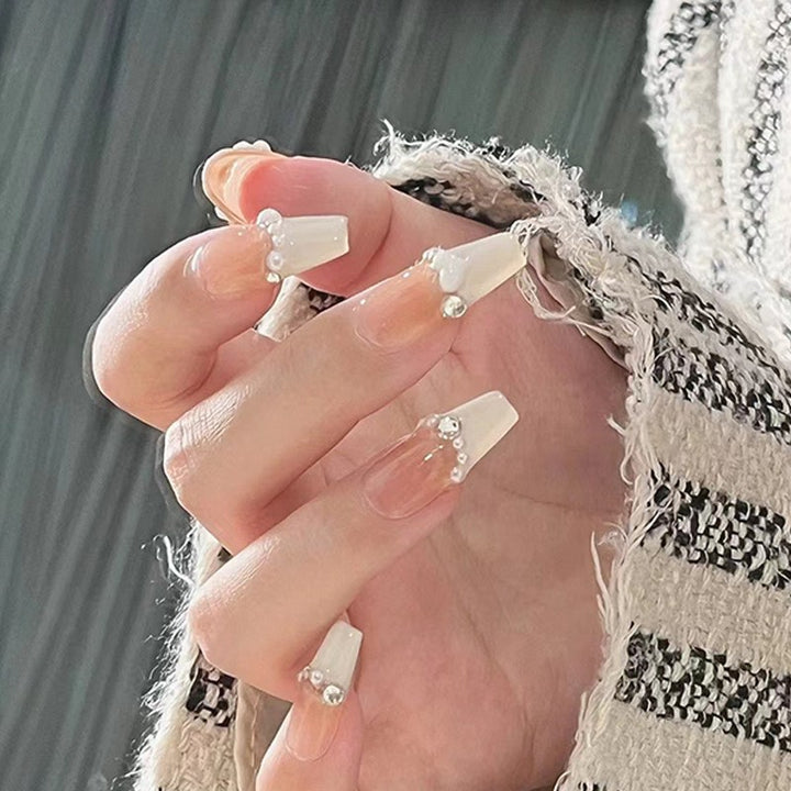 Kunstfingernägel mit Glamourösen Perlen-Details Karnz