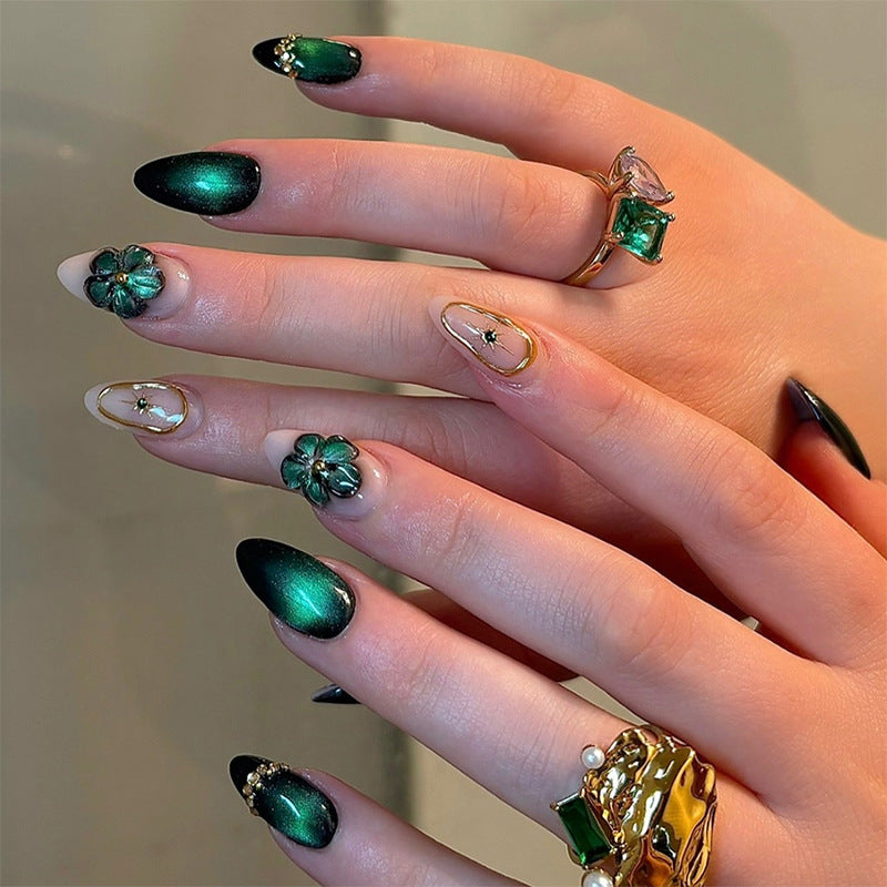 Glamouröse Press-On Nagelset mit dekorativen Blumenakzenten Karnz