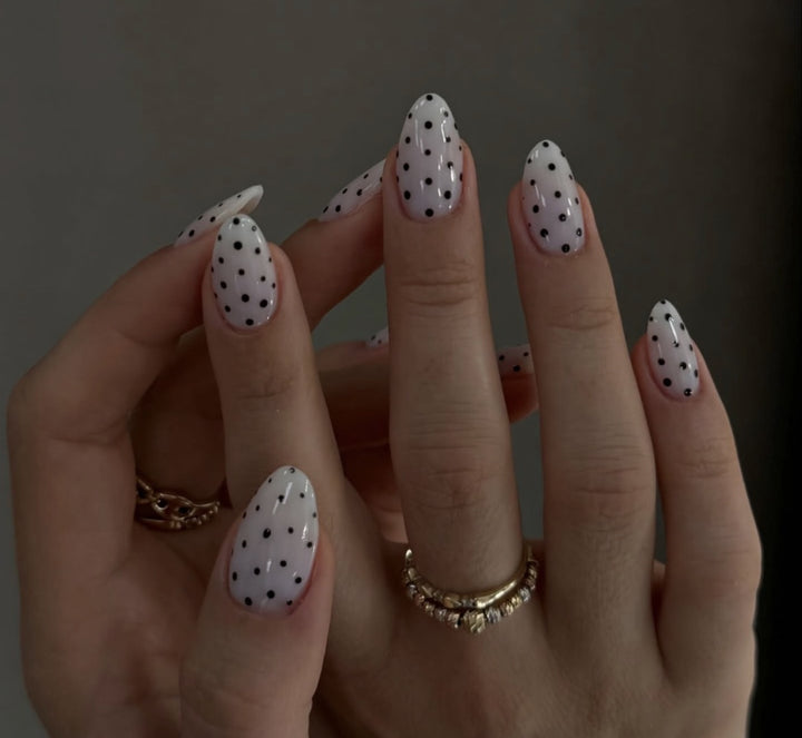 Elegante Polka Dot Press-On Nagelverstärkungen Karnz