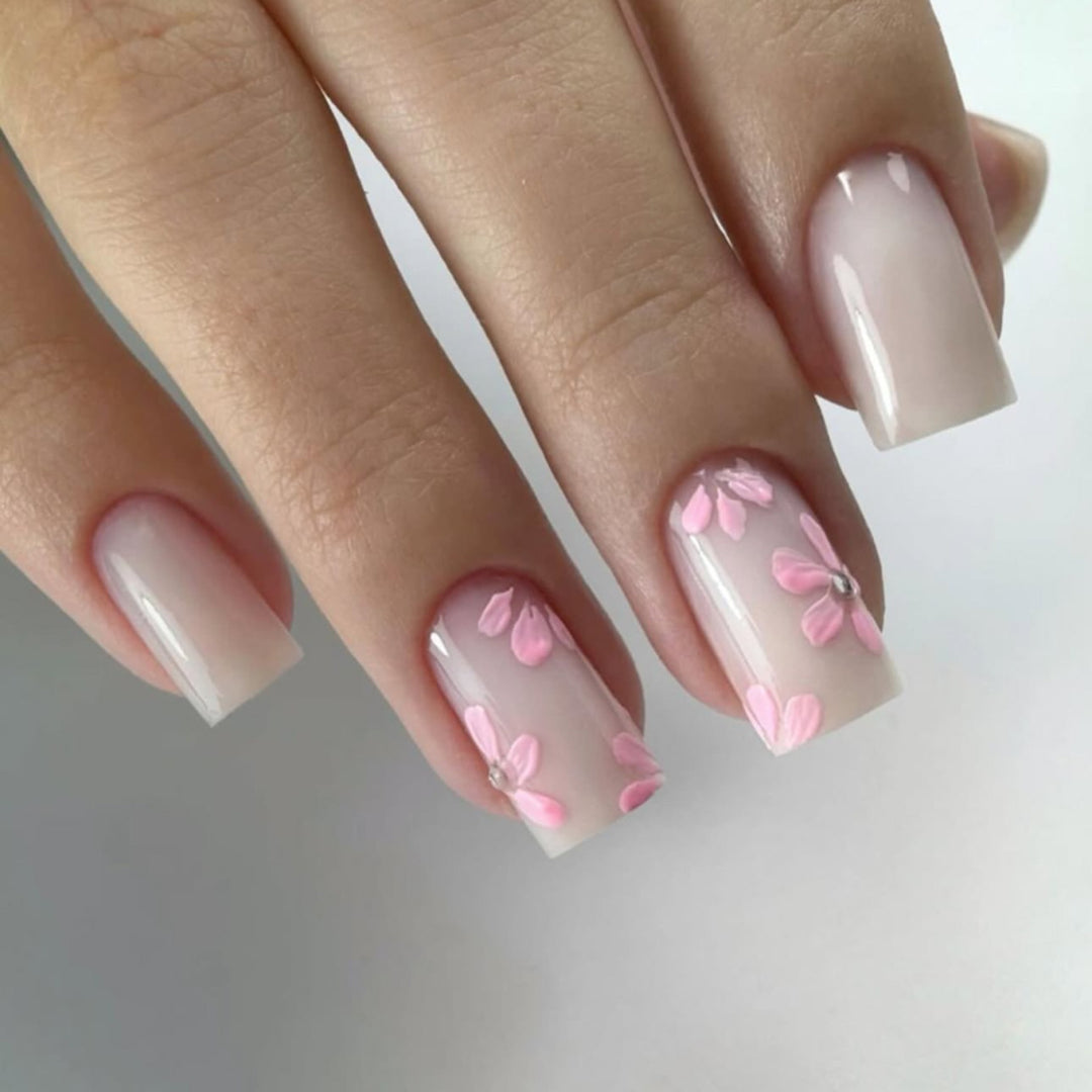 Kunstvolle Nagelkunst mit zarten Blütenmotiven Karnz