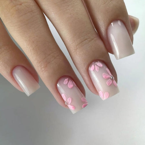Kunstvolle Nagelkunst mit zarten Blütenmotiven Karnz