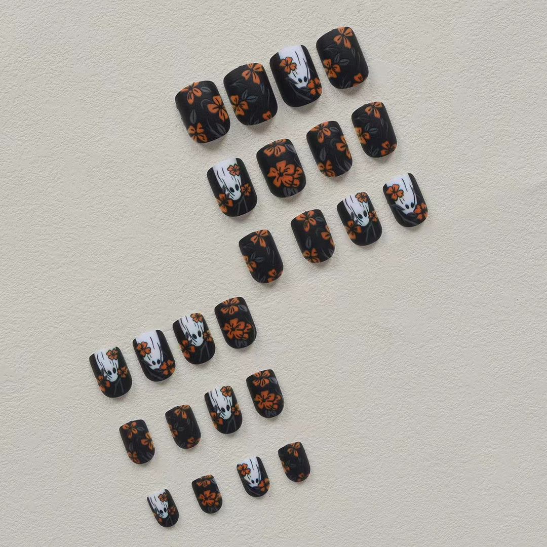 Kunstnagelset mit gruseligem Geisterdesign und floralen Akzenten Karnz