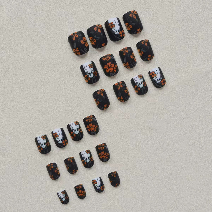 Kunstnagelset mit gruseligem Geisterdesign und floralen Akzenten Karnz