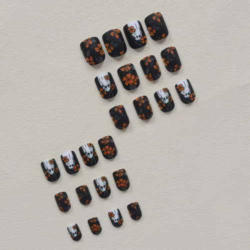 Kunstnagelset mit gruseligem Geisterdesign und floralen Akzenten Karnz