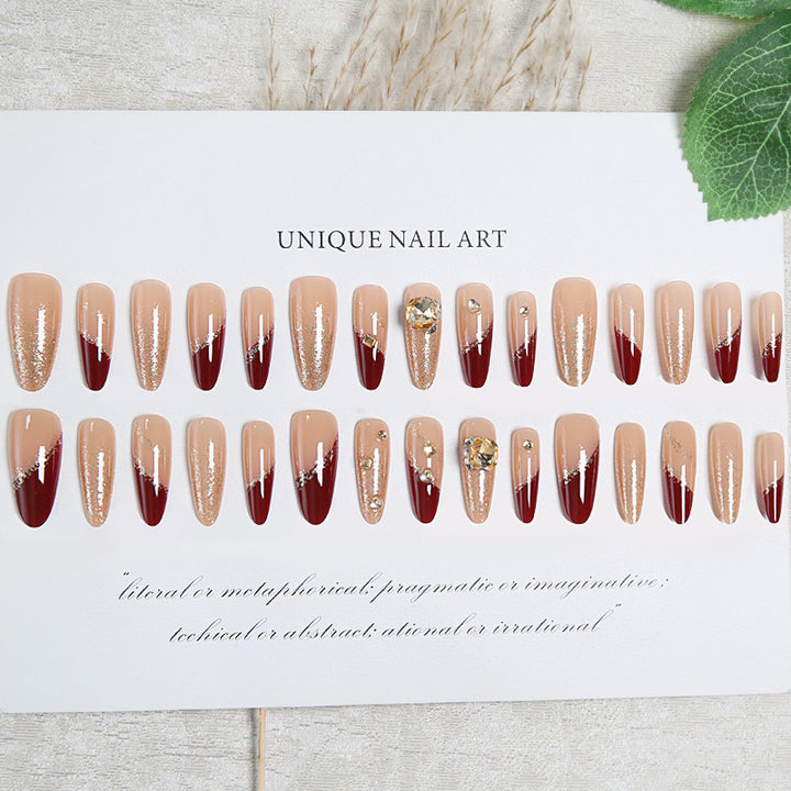 Kunstnagelset mit elegantem Glitzerdesign und exklusiven Verzierungen Karnz