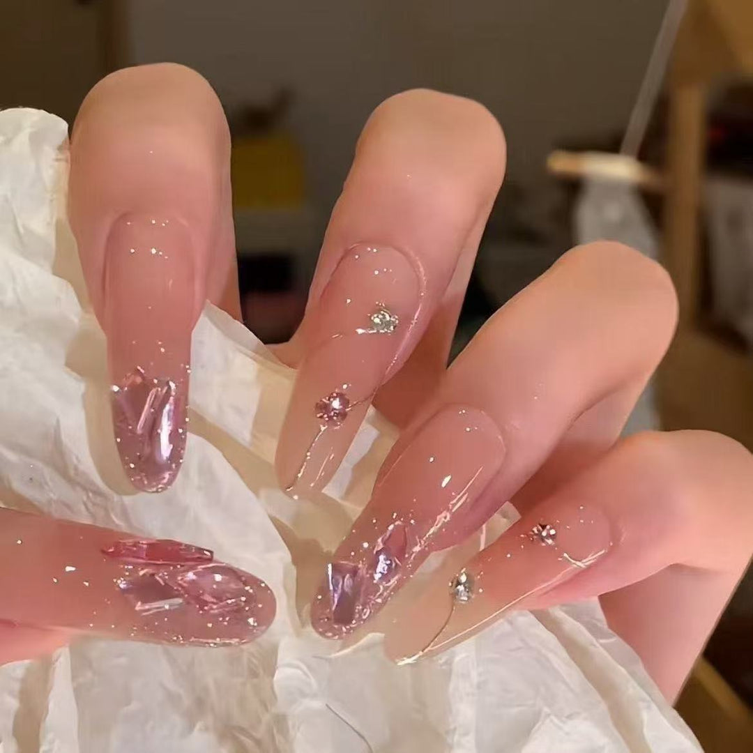 Künstlerische Nagelverlängerungen mit Glitzerakzenten Karnz