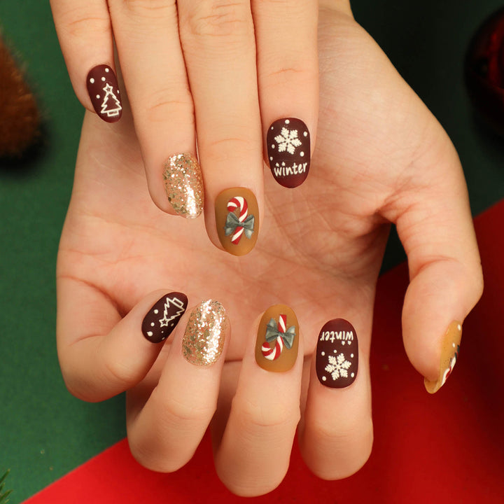 Glitzernde Winter-Nagelverlängerungen mit festlichen Motiven Karnz