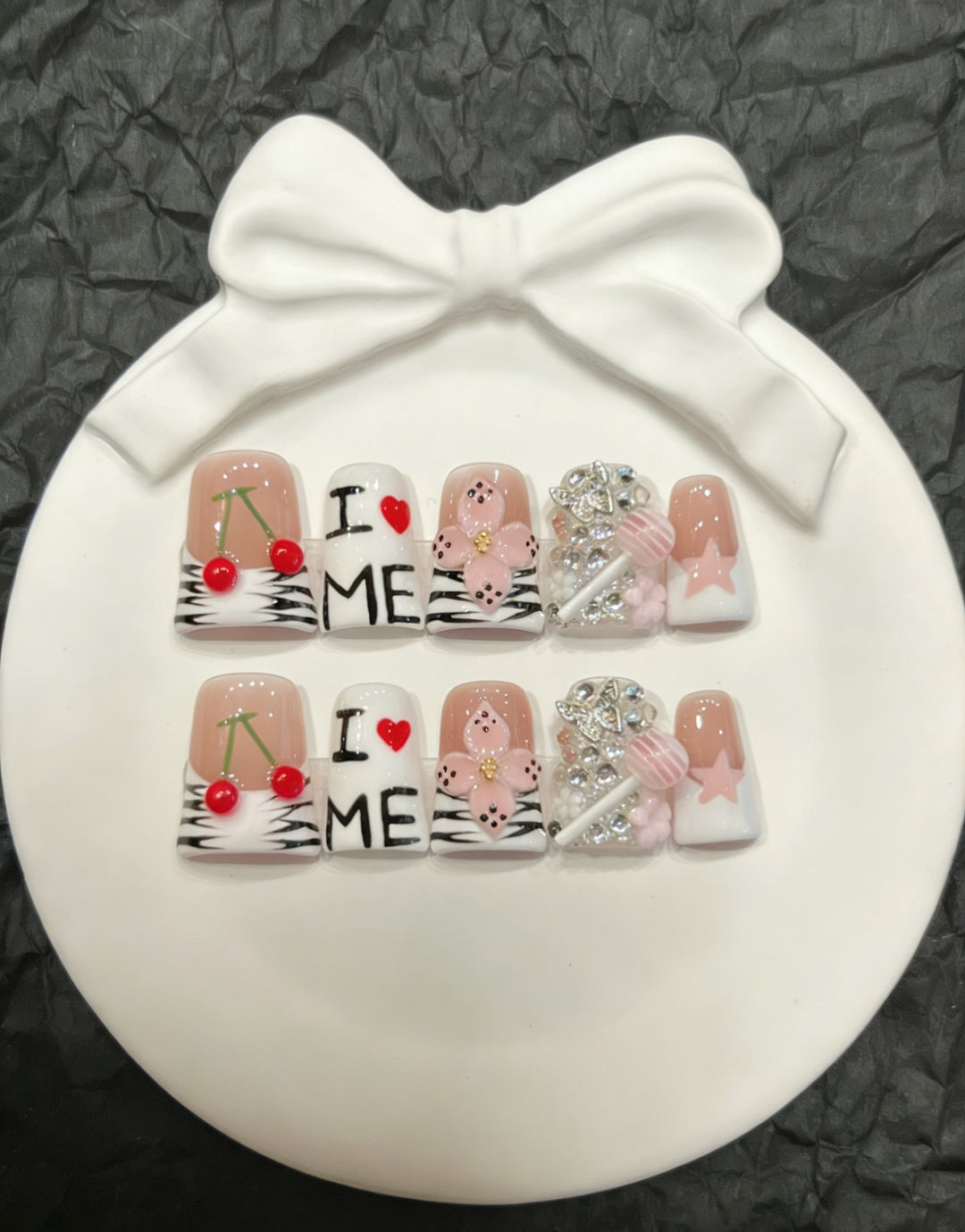 Dekoratives Press-On Nail Art Set mit floralen und Insektenakzenten