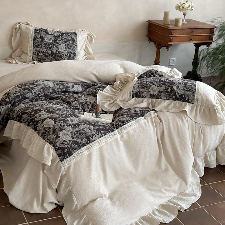 Landhaus-Bettbezuggarnitur aus Baumwoll‑Leinen mit Jacquard‑Blütenpaneel, Volant und Spitzenbordüre