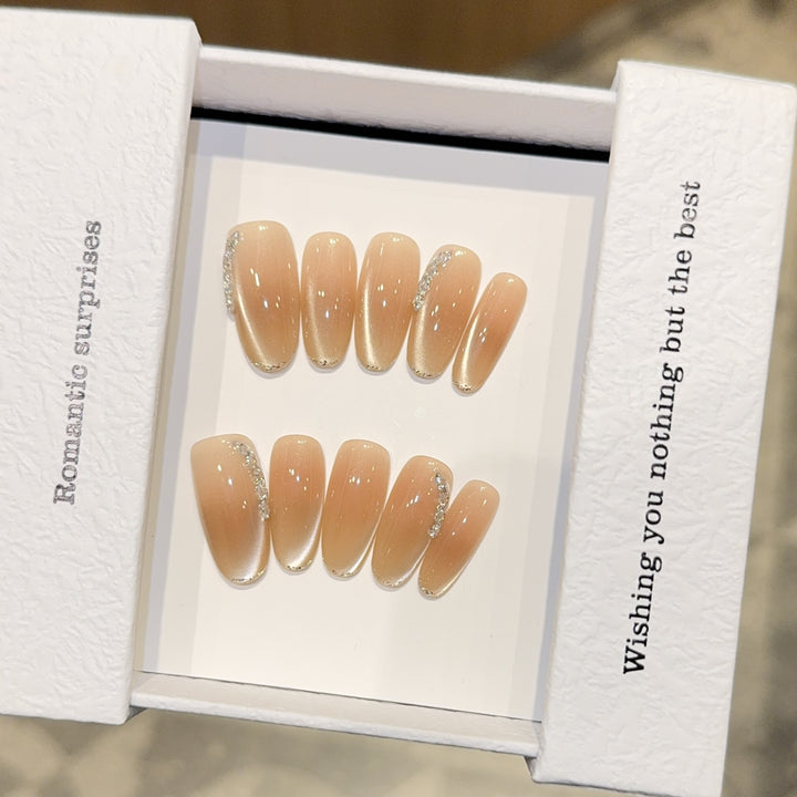 Elegante Kunstnagelspitzen mit Glitzerdetails Karnz