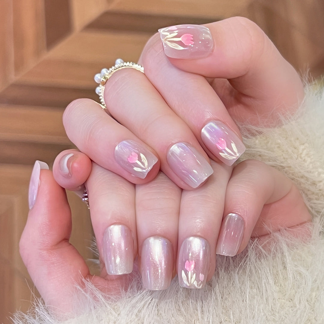 Künstliche Nagelkunst mit floralen Verzierungen Karnz