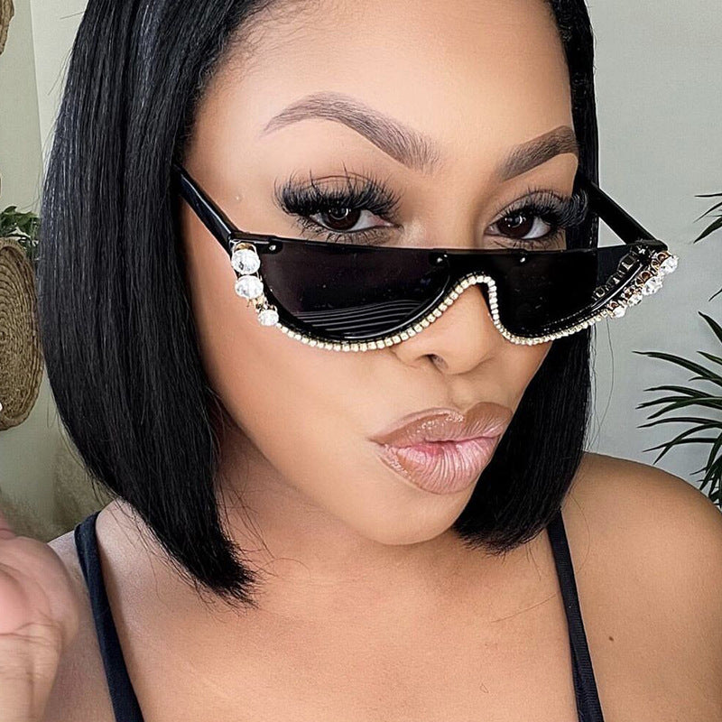 Damen stilvolle Designer-Sonnenbrille mit funkelnden Akzenten Karnz