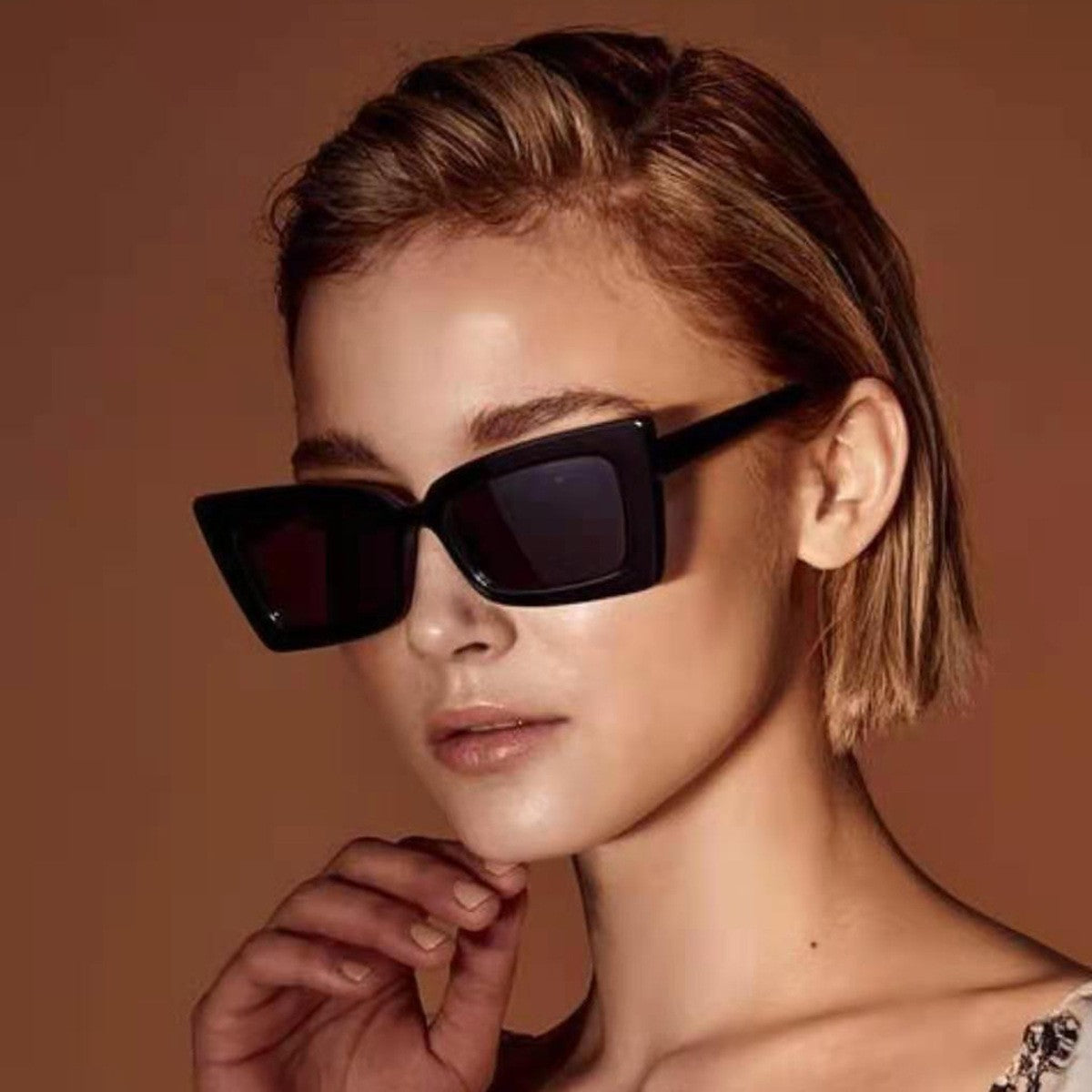 Damen modische Sonnenbrille mit breitem Rahmen und markantem Design Karnz
