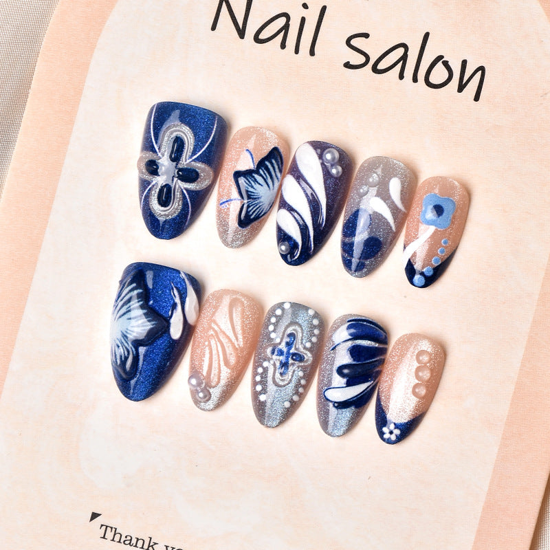 Künstlerisches Press-On-Nagelset mit floralen Designs