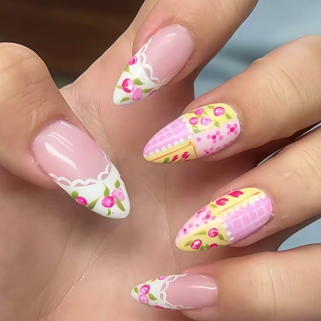 Dekorative florale Press-On-Nagelkunst Karnz