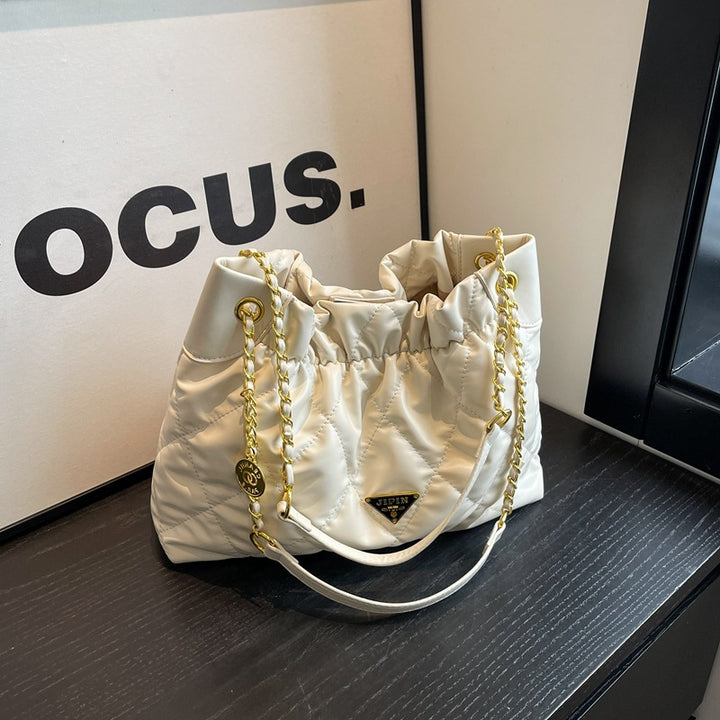 Gepolsterte Kettenschultertasche Karnz