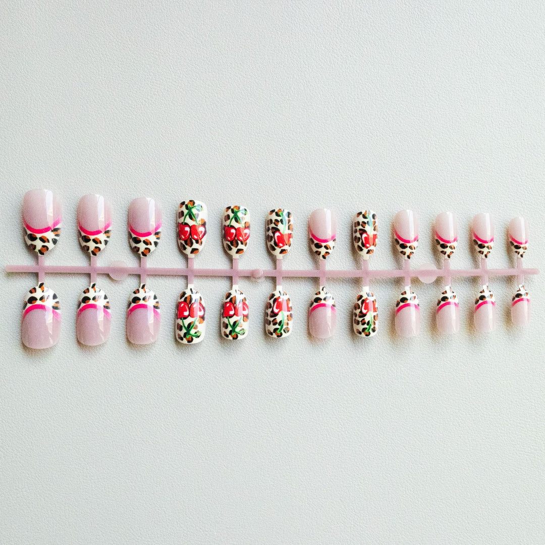Künstlerische Leopard- und Kirsch-Nagelkunst