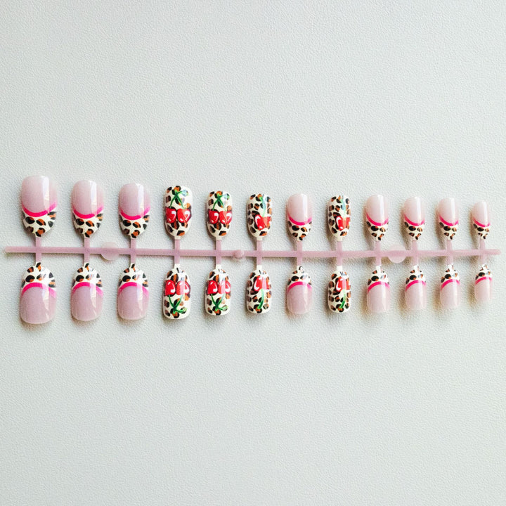 Künstlerische Leopard- und Kirsch-Nagelkunst