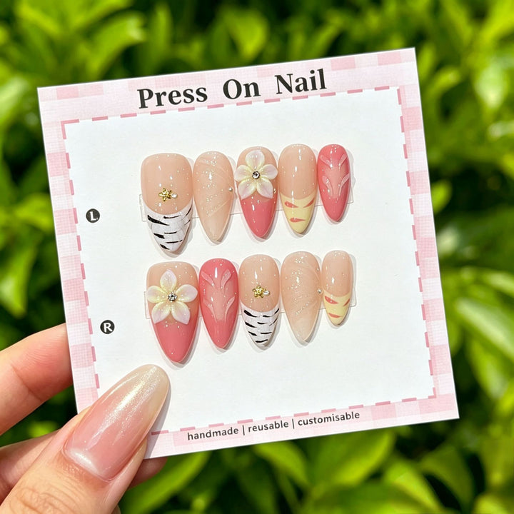 Künstlerisches Press-On Nägel Set mit tropischen und floralen Akzenten