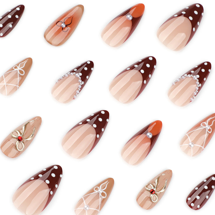 Kunstvolle Stiletto-Nägel im eleganten Design Karnz