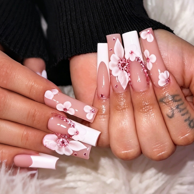 Kunstnagel-Set mit floralen Akzenten und Glitzer Karnz