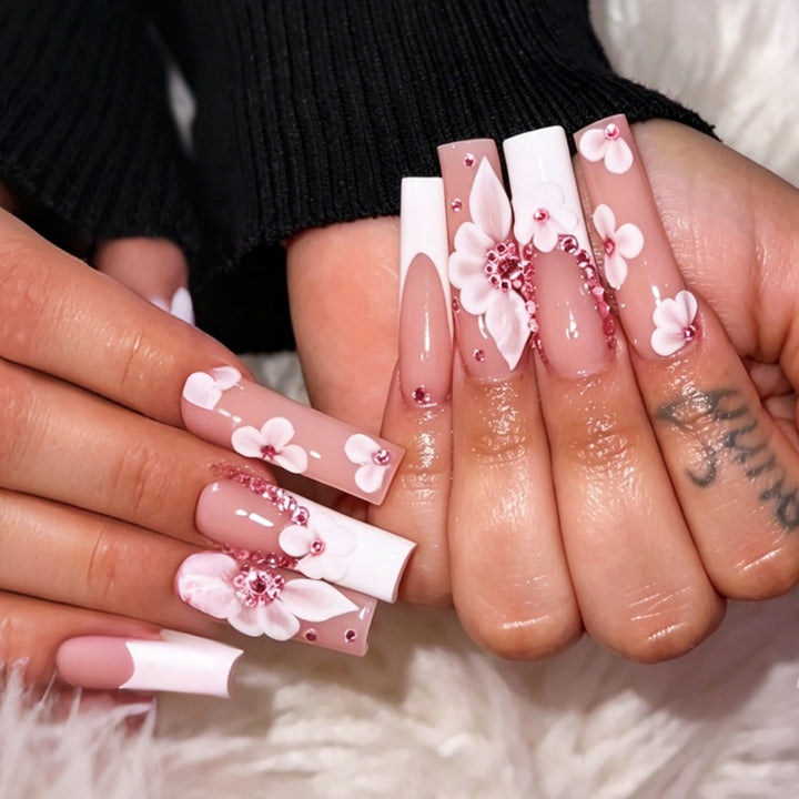Kunstnagel-Set mit floralen Akzenten und Glitzer Karnz