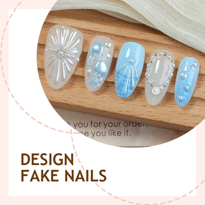 Kunstnagelset mit eleganten Verzierungen und glitzernden Akzenten Karnz