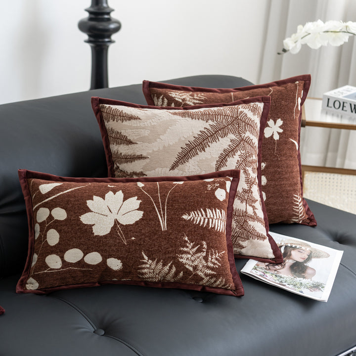 Dekoratives Kissen mit floralen Mustern