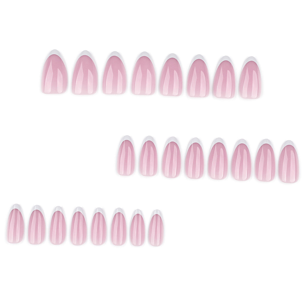 Kunstvolle Nagelverlängerungen mit elegantem Farbverlauf und präzisem French-Tip Karnz