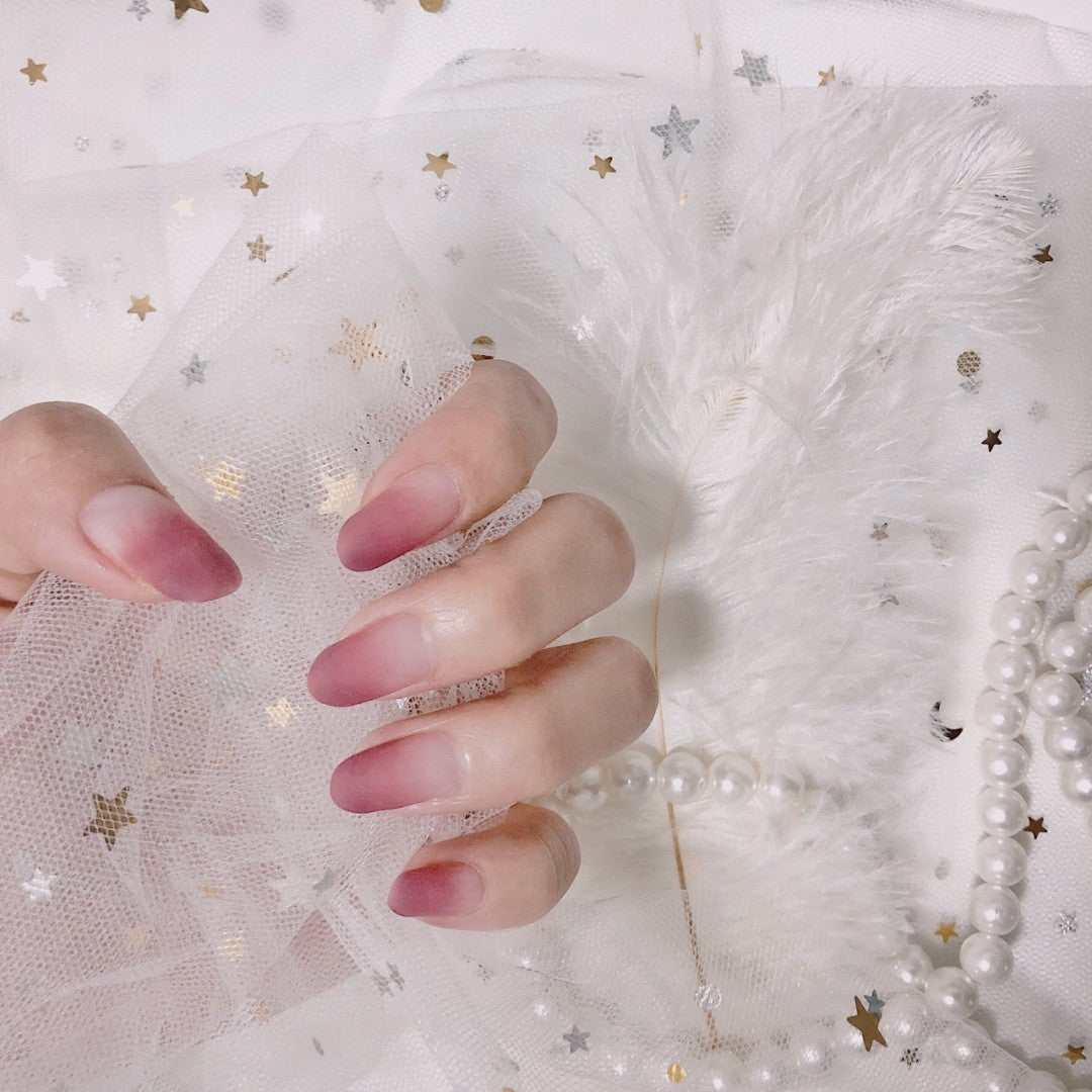 Kunstvolle Nagelverlängerungen mit elegantem Blattmuster Karnz