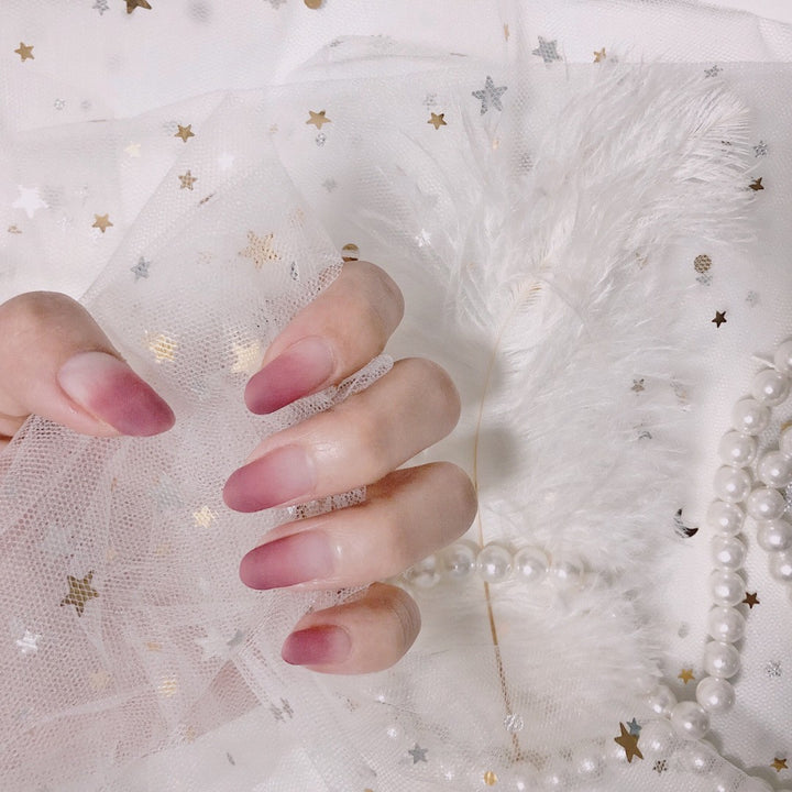 Kunstvolle Nagelverlängerungen mit elegantem Blattmuster Karnz