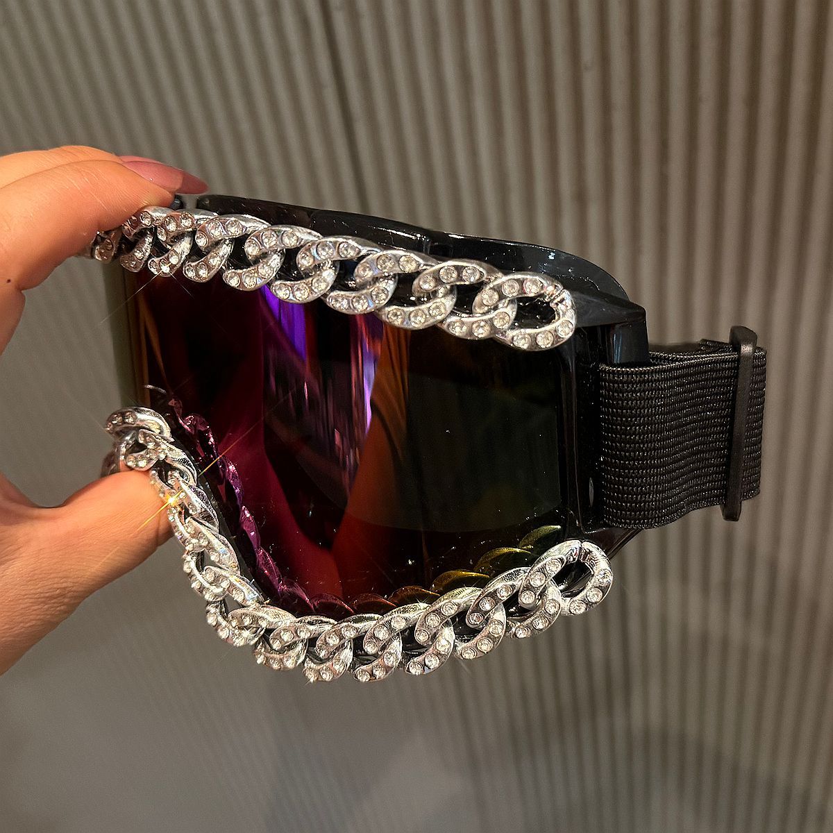 Damen Sportlich elegante Skibrille mit strassverziertem Rahmen Karnz