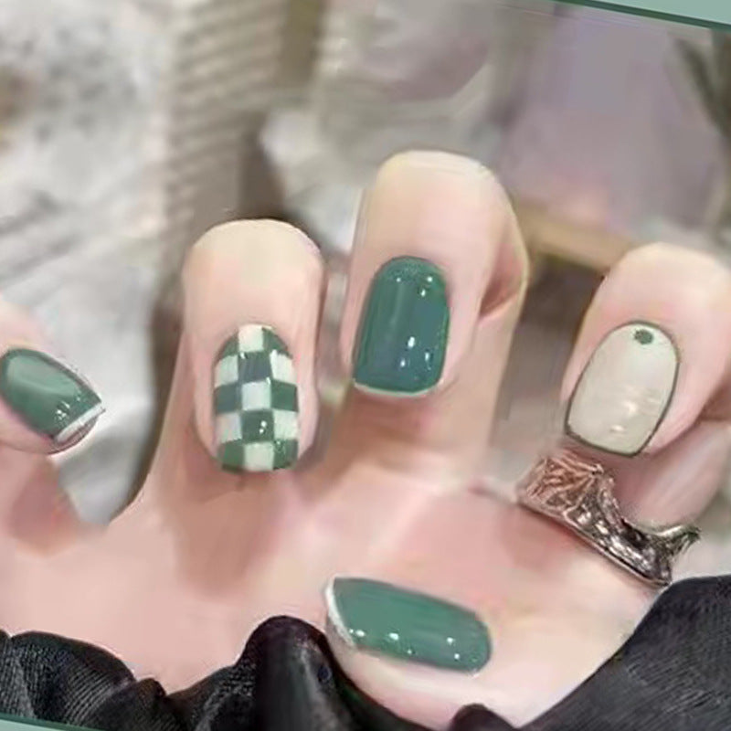 Künstlerisches Press-On Nagelset mit kariertem und einfarbigem Design