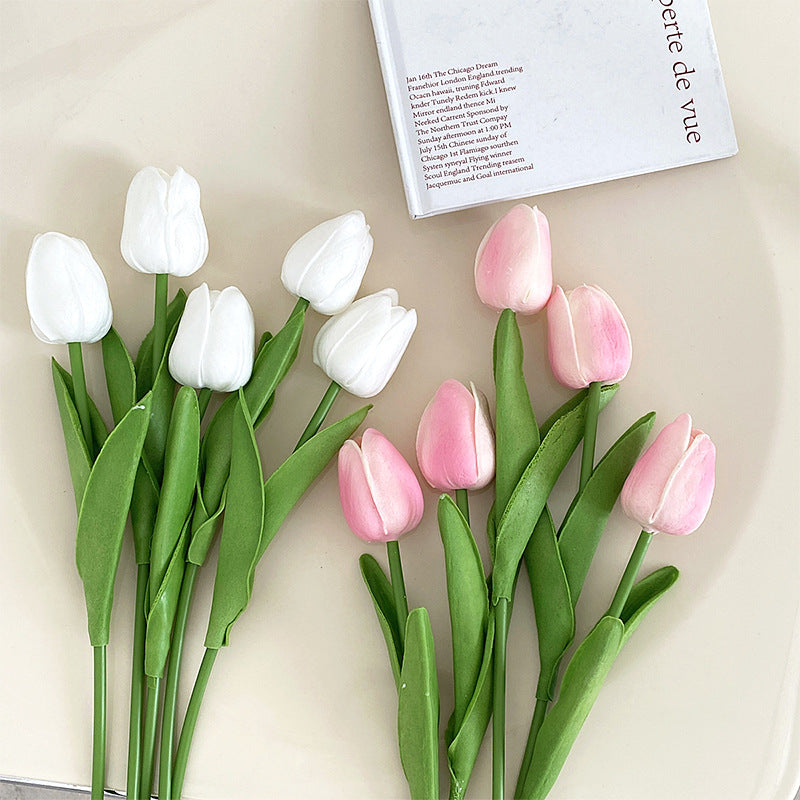 Lebensechte Tulpenblumenarrangement