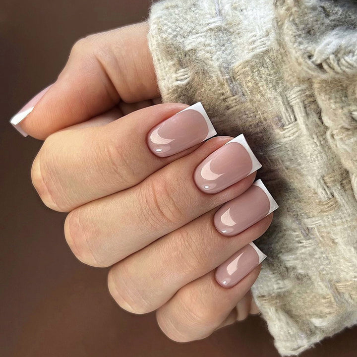 Elegante Nagelverlängerungen mit präzisem French-Tip Karnz