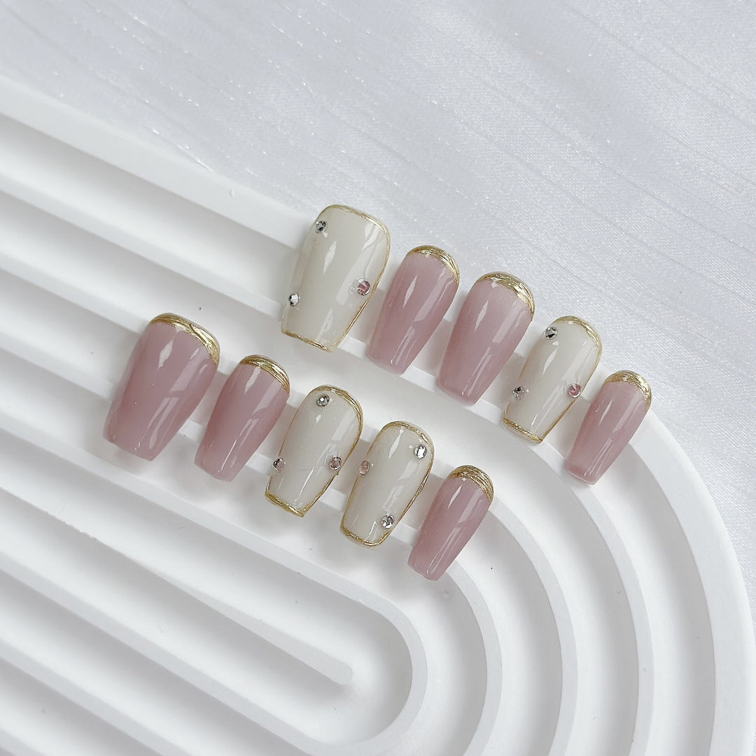 Glamourös Dekorativer Press-On Nail Set mit Goldakzenten