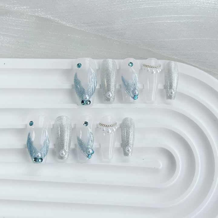Glamouröses Press-On-Nail-Art-Set mit funkenspritzenden Akzenten und dekorativen Perlen