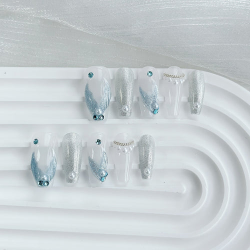 Glamouröses Press-On-Nail-Art-Set mit funkenspritzenden Akzenten und dekorativen Perlen