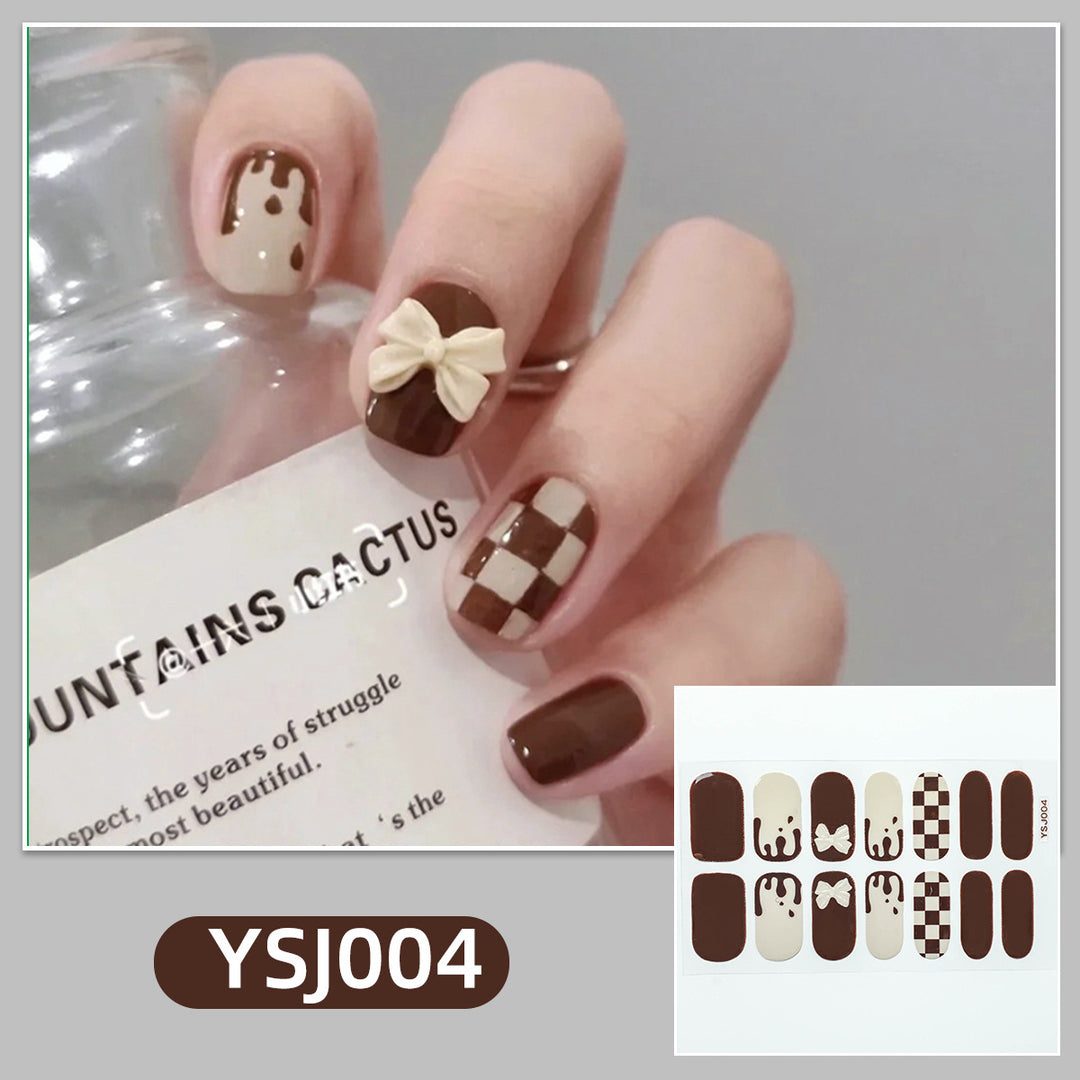 Kunstvolle Nagelverzierung mit Glitzerdetails Karnz