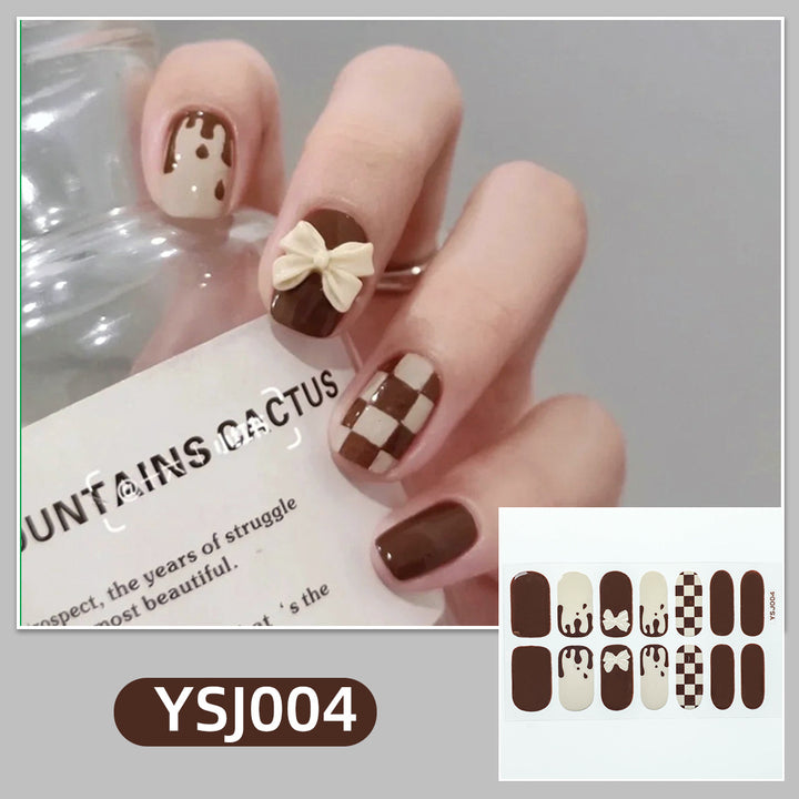 Kunstvolle Nagelverzierung mit Glitzerdetails Karnz