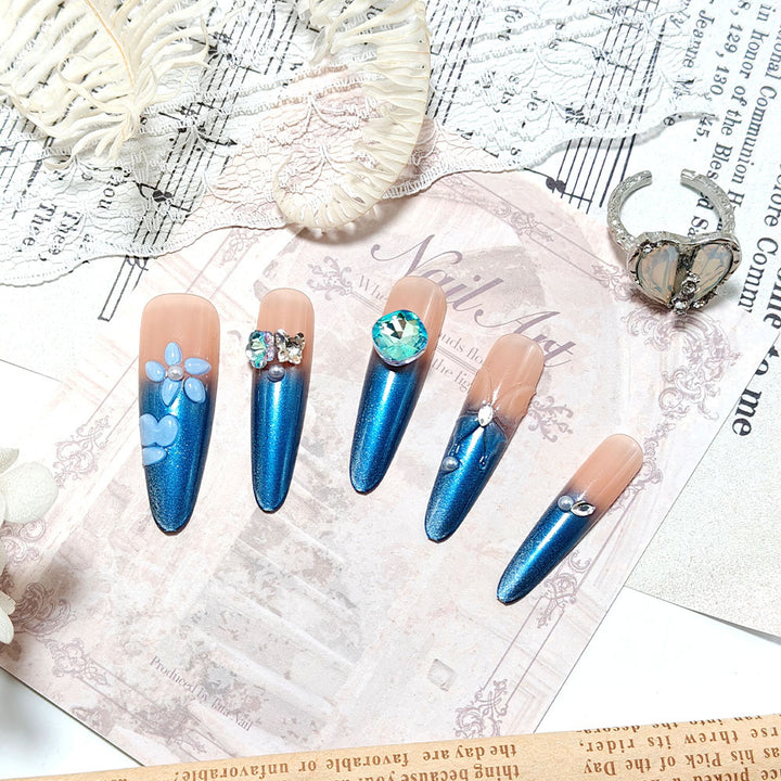 Kunstnägel Im Eleganten Design mit Kunstvollen Verzierungen und Glitzerakzenten Karnz