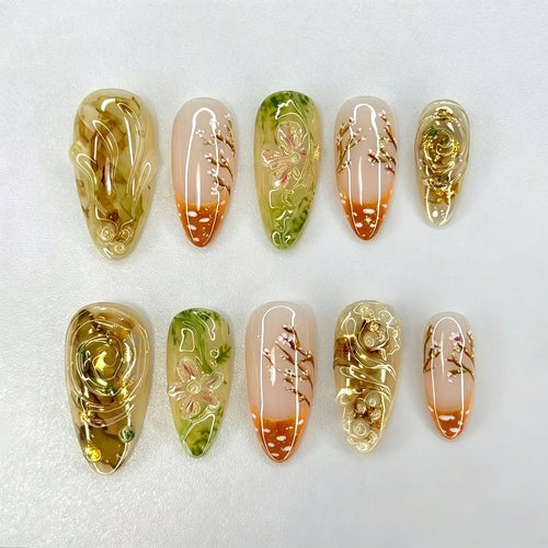 Künstlerisches Press-On-Nail-Set mit floralem und metallischem Design