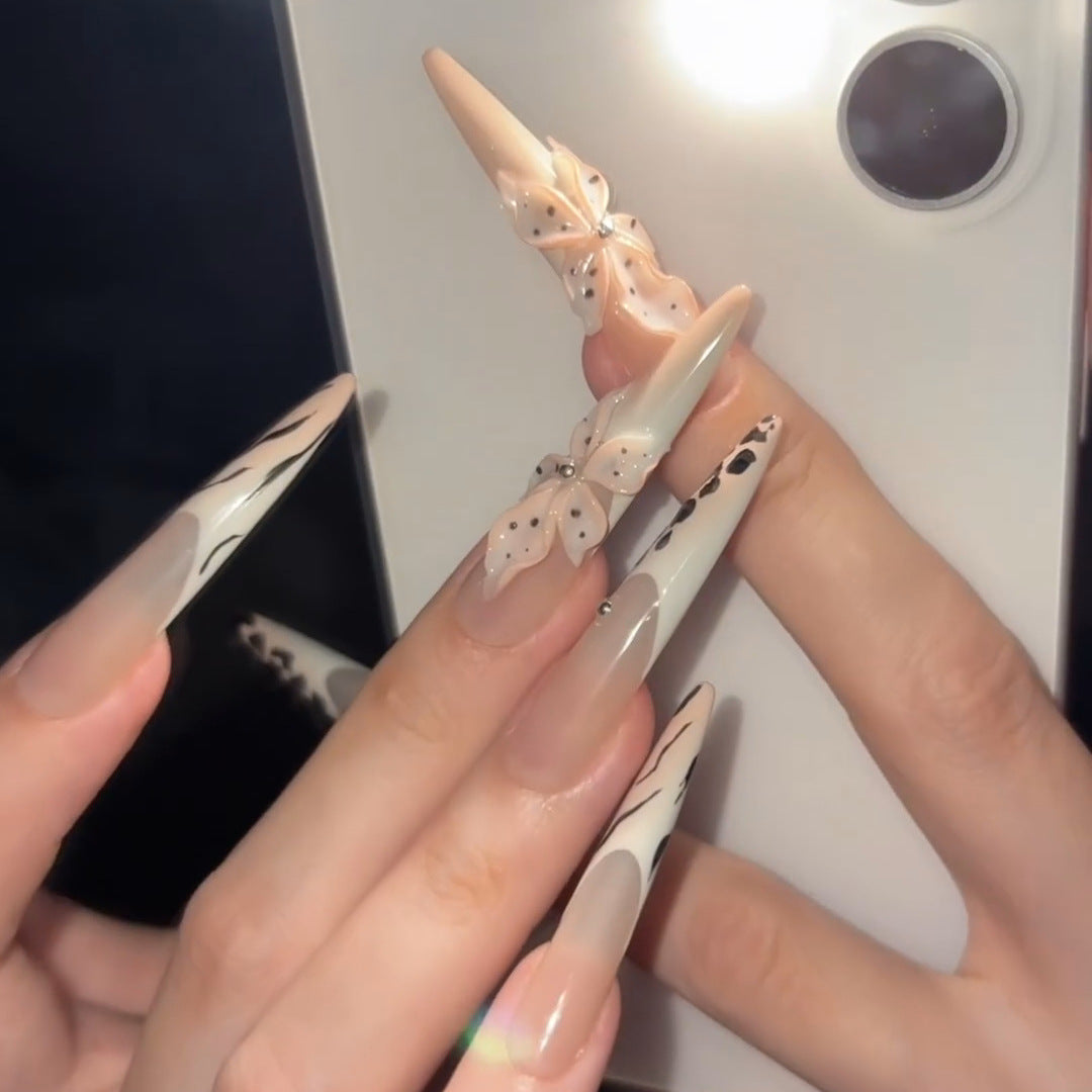 Elegante Kunstnägel mit Blumen- und Tierdesign Karnz