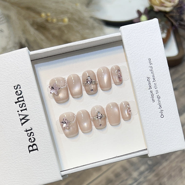 Elegantes Press-On-Nagelset mit floralen Akzenten Karnz