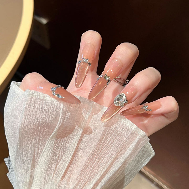 Künstlerische Stiletto Press-On Nagelkunst mit schimmernden Akzenten Karnz