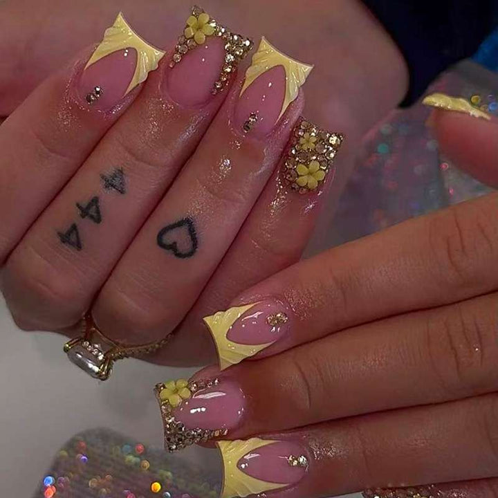Dekorative Blumen- und Strass-Presse-Nägel Karnz