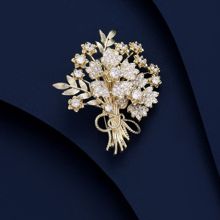 Exquisite Blumenbrosche mit Funkelnden Kristallen Karnz